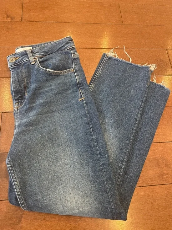 Zara Women's Straight Leg Jeans in Medium Blue Denim - Picture 8 of 9